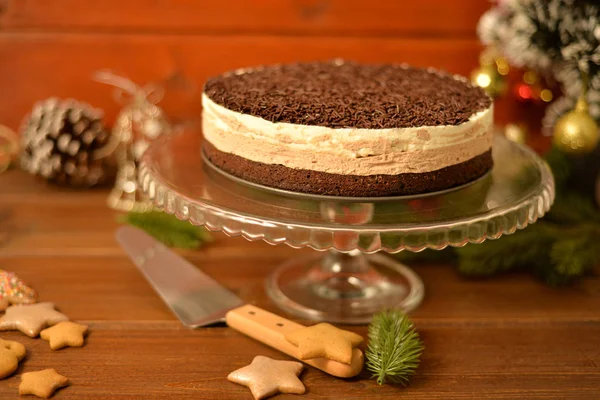 チョコレートムース ケーキ ブラウニーの素朴なテーブルの基本 — ストック写真