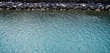Berrak deniz suyu ve taş doku