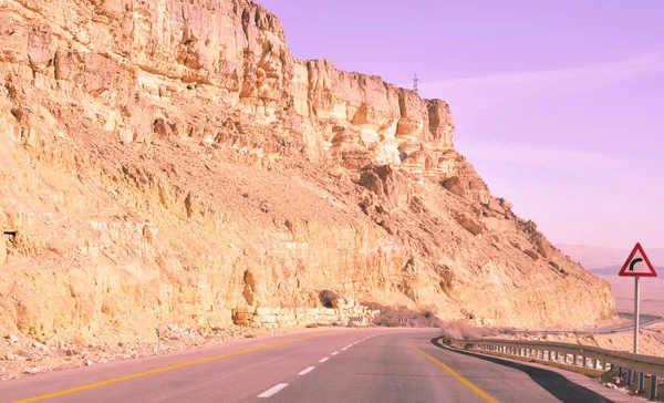Leere Straße Mit Rechtskurve Einem Gebirge Der Wüste Mittleren Osten — Stockfoto