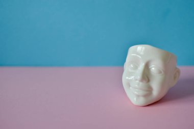 pembe mavi pastel arka plan üzerinde beyaz baş