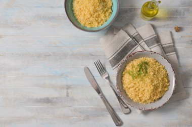 Baharat kopya alanı ile ahşap tabloda gri ve mavi kase ile geleneksel kuskus