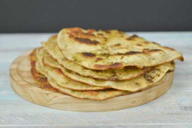 Geleneksel Hint Naan ekmek bazı salata küçük tabaklar ahşap zemin üzerine: labneh, humus ve matbucha (Fas domates salatası), flay kopya alanı ile yatıyordu üstten görünüm 