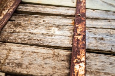 Eski pas demir panel ahşap kutup