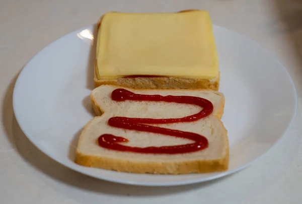 Toastbrot Mit Käse Und Ketchup Vor Der Zubereitung Auf Weißem — Stockfoto