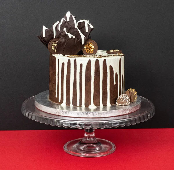 巧克力滴水蛋糕在红色和黑色背景 — 图库照片