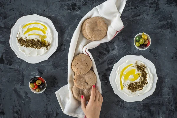 Labneh Labaneh Mittelöstlicher Weicher Weicher Ziegenkäse Mit Olivenöl Oliven Atar — Stockfoto