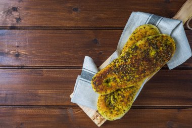 za'atar ekmek, sumak, susam tohumu zeytinyağı ahşap kahverengi plaka arka planda, kopya alanı ile flatlay üstten görünüm üstte ile yapılan bir Lübnan veya Türk veya Arap ekmek 