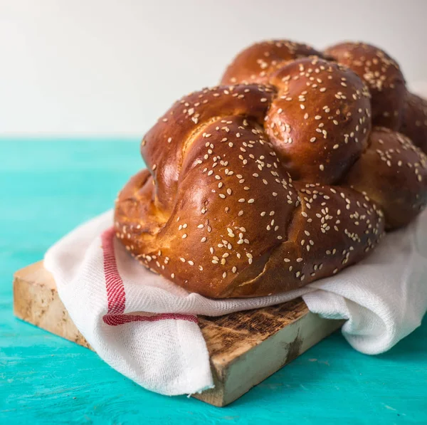 Challah Brood Een Houten Plaat Houten Tafel Witte Achtergrond Met — Stockfoto