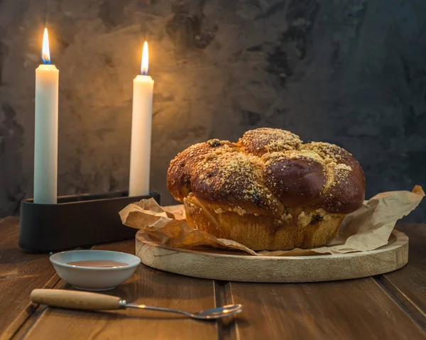 Sweet Challah Brood Een Beboste Ronde Plaat Houten Bruine Tafel — Stockfoto