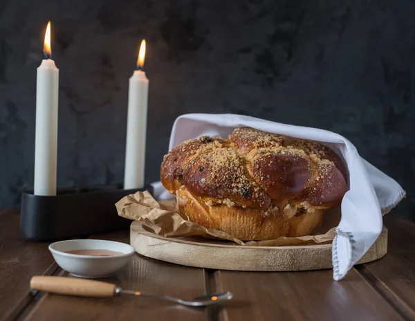 Sweet Challah Brood Een Beboste Ronde Plaat Houten Bruine Tafel — Stockfoto