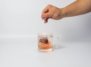 çay çantası ve kaynar su ile cam fincan ile el 