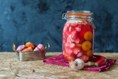 Hint geleneksel tarifi tarafından salamura sebzeler kavanoz 