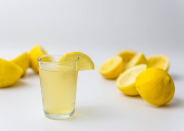 Taze meyve suyu yaptıktan sonra sıkılmış limon peeling 