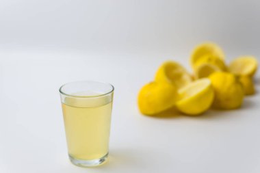Taze meyve suyu yaptıktan sonra sıkılmış limon peeling 