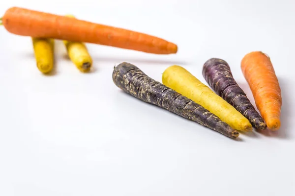 Zanahorias orgánicas coloridas sobre fondo blanco —  Fotos de Stock