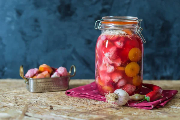 Tarro de verduras en vinagre por receta tradicional india — Foto de Stock