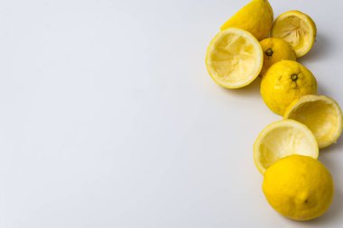 Taze meyve suyu yaptıktan sonra sıkılmış limon peeling 