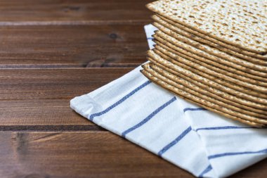 Ahşap bir masada matzah veya matza yığını