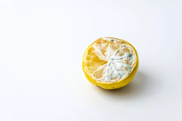 Модні потворні органічні лимони на білому тлі — стокове фото