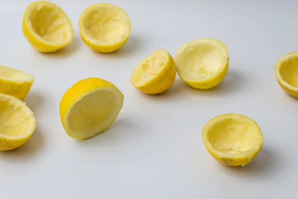 Вичавлені лимонні шкірки після приготування свіжого соку — стокове фото