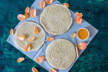 koyu yeşil ahşap arka planda geleneksel Fas krep baghrir