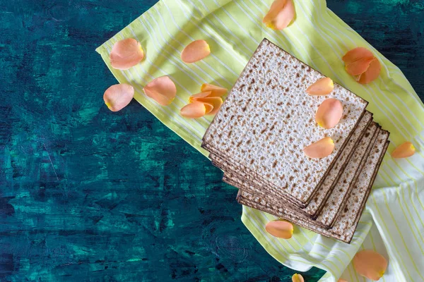 Stack av Matzah eller matza på ett trä bord — Stockfoto