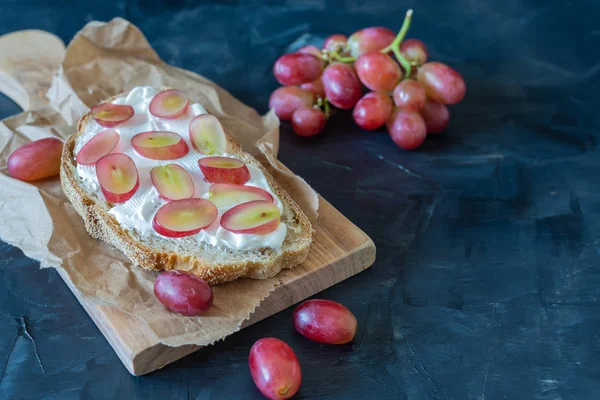 Здорові відкриті бутерброди з фруктами, виноградом та м'яким сиром . — стокове фото