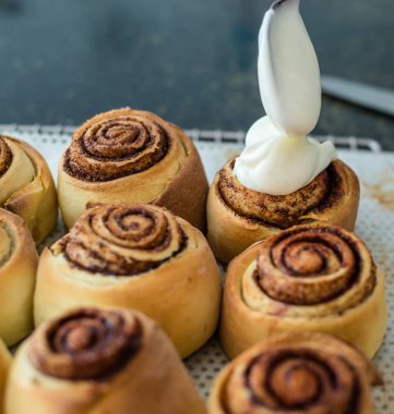 anne bir hamur hazırlanıyor 