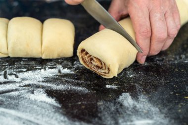 anne bir hamur hazırlanıyor 