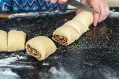 anne bir hamur hazırlanıyor 