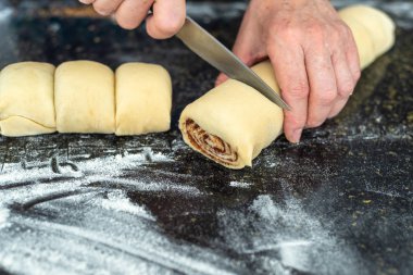 anne bir hamur hazırlanıyor 