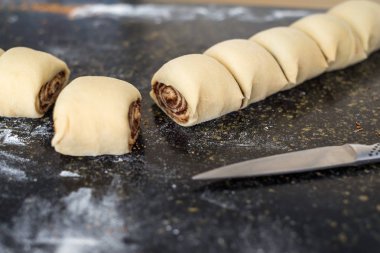 anne bir hamur hazırlanıyor 