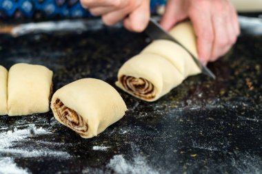 anne bir hamur hazırlanıyor 