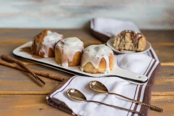 Rollos de canela bollos de postre tradicionales — Foto de Stock