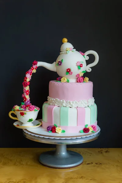 漂亮的生日蛋糕 — 图库照片