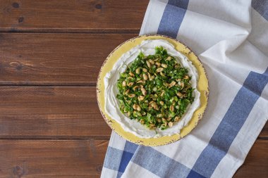 Ev yapımı Labne veya labaneh Orta Doğu yumuşak beyaz keçi sütü peynir taze Taboule salata, rustik masa üzerinde geleneksel akşam yemeğinde servis .