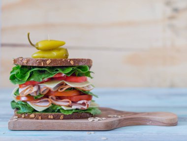 Gri arka planda Ultimate Deli Sandwich 