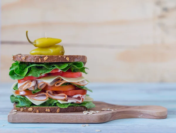 Gri arka planda Ultimate Deli Sandwich 