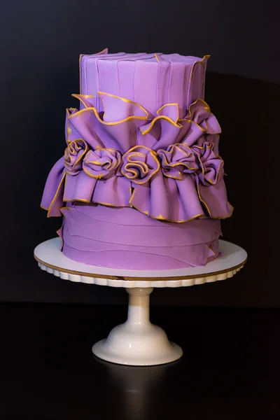 紫色婚礼蛋糕与鲜花 — 图库照片