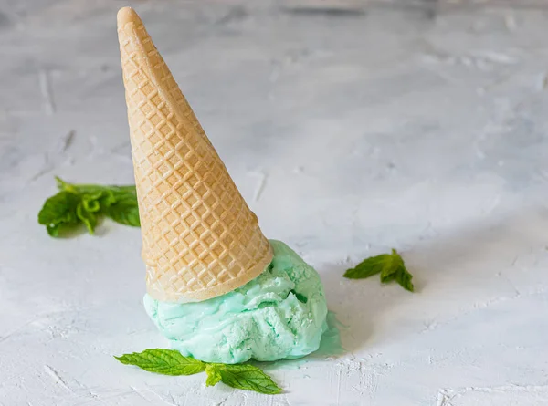 开心果或薄荷冰淇淋的圆锥 — 图库照片