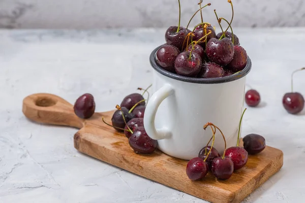 Cam kase taze kırmızı kiraz yakın 