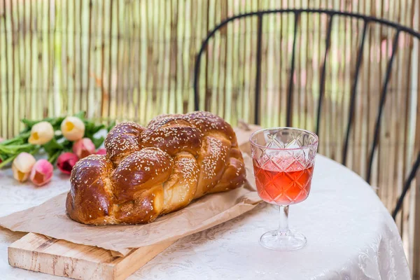 Challah chléb na kulatě servírované s amberským vínem — Stock fotografie