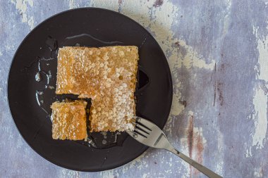 Gri arka planda siyah plaka lı petek