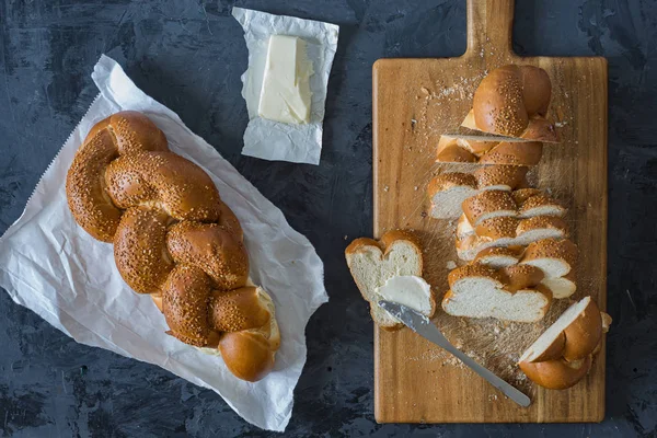 Židovský challák chléb, krájené na černém pozadí — Stock fotografie