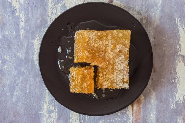 Gri arka planda siyah plaka lı petek