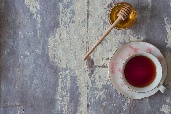 Вид зверху чашки червоного чаю з медом — стокове фото