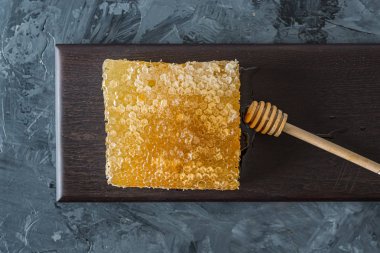 Siyah arka plan ile gri kahverengi plaka üzerinde Petek