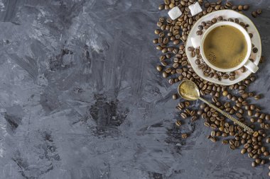 Kahve fincanı ve fasulye eski gri siyah yüzeyde .