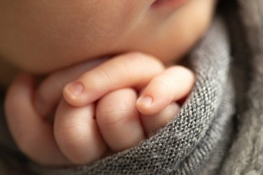 Yeni doğmuş bir bebeğin tatlı parmaklarına yakın çekim. Yumuşak odak