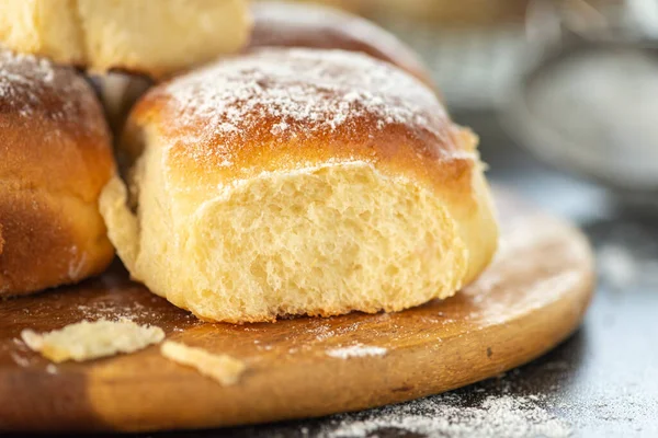 Zoete broodjes met poedersuiker erop — Stockfoto